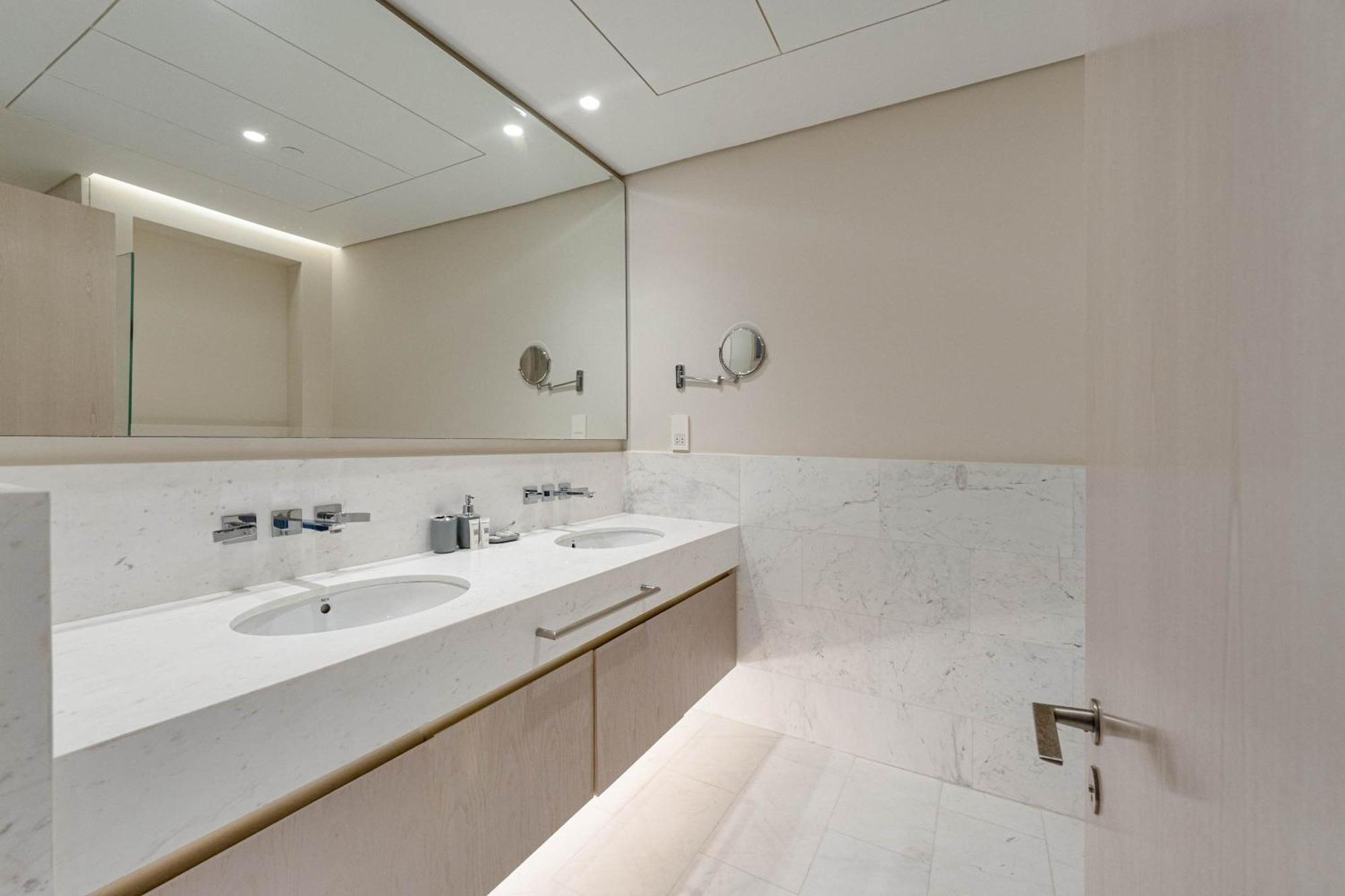 Pvh - Modern In Palm Tower Apartment *
