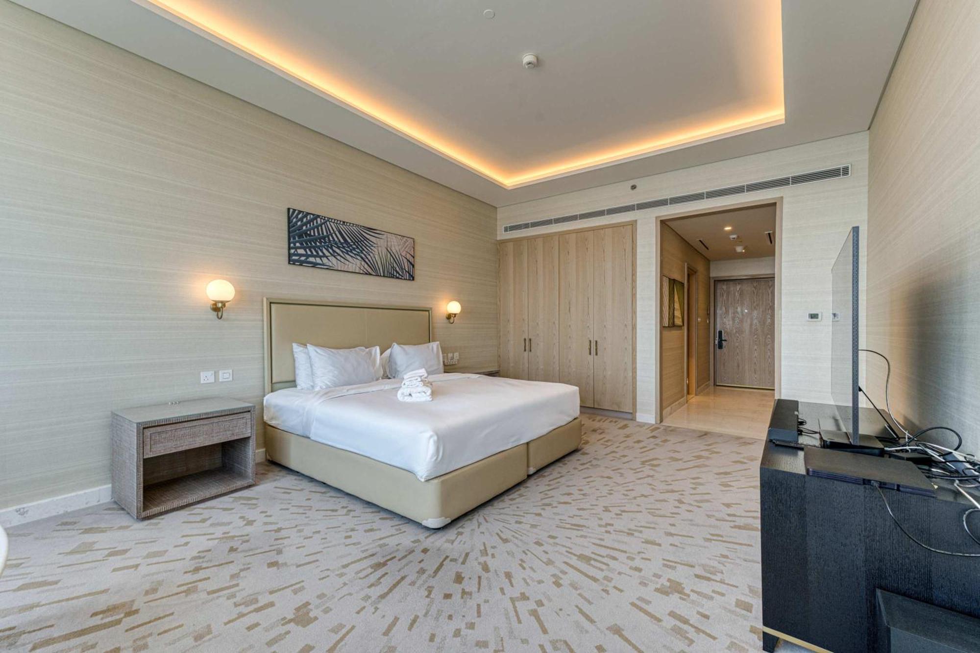 Pvh - Modern In Palm Tower Dubai