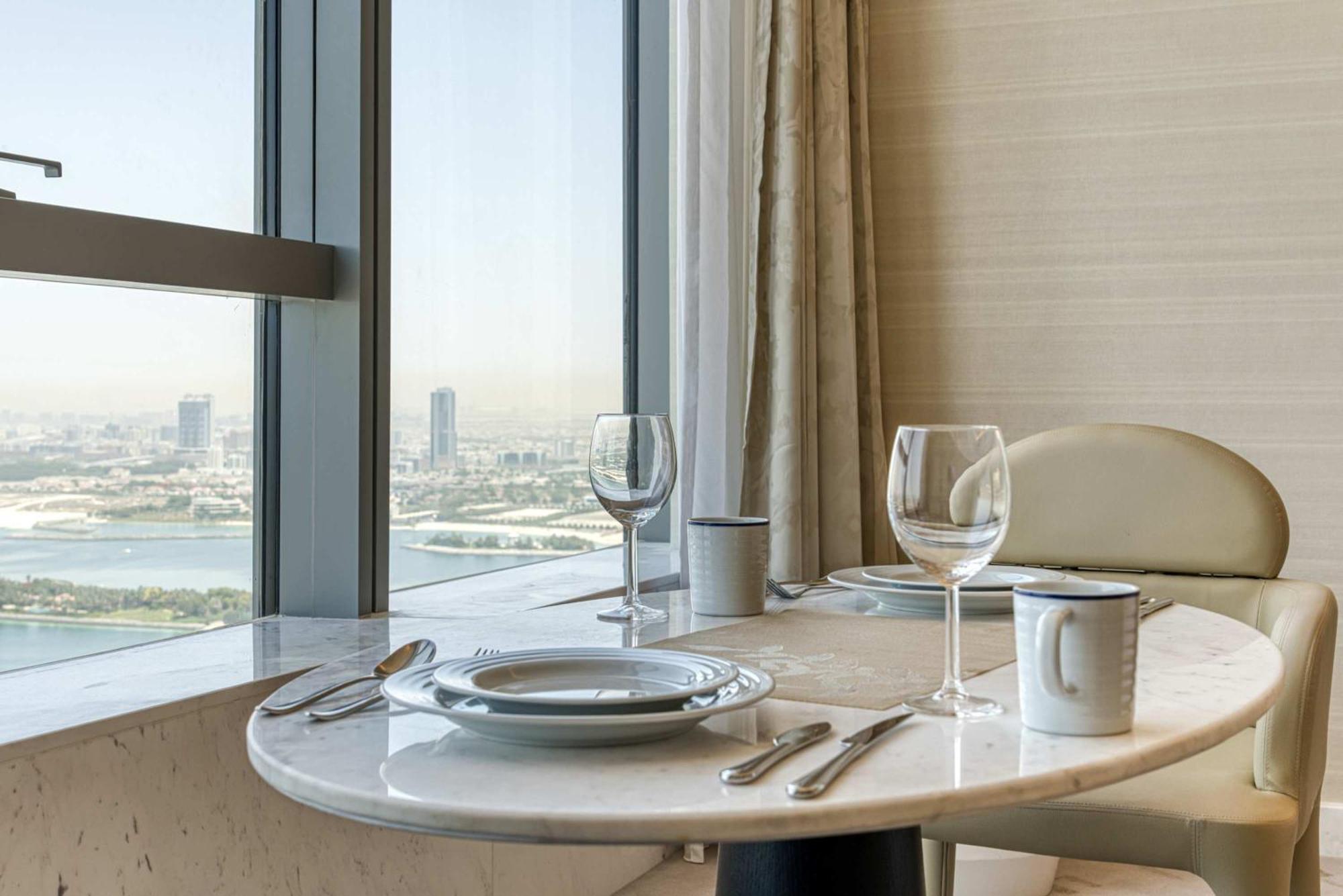 Pvh - Modern In Palm Tower Dubai